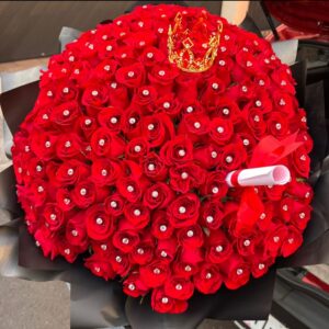 RAMO BUCHON DE 200 ROSAS CON PINES Y CORONA