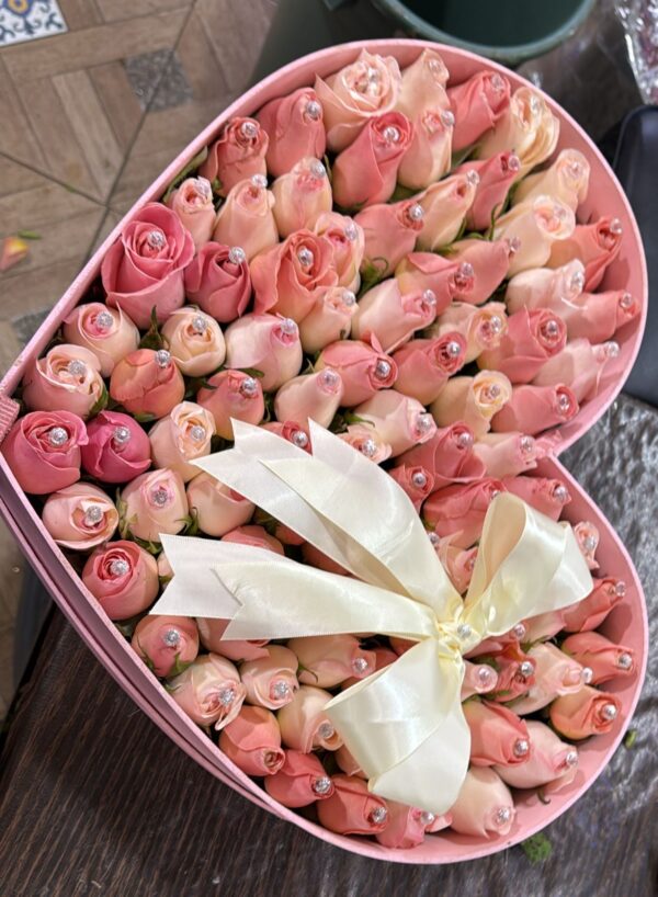 CORAZON DE 100 ROSAS CON PINES