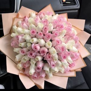 RAMO DE 100 ROSAS BLANCAS CON CARICIA