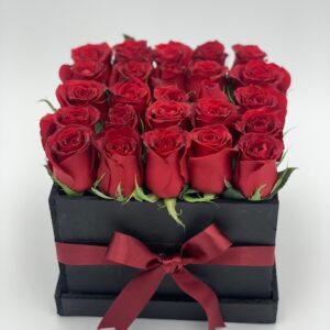 CAJA CON 25 ROSAS ROJAS.