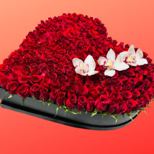 CORAZON DE 250 ROSAS ROJAS Y 3 ORQUIDEAS