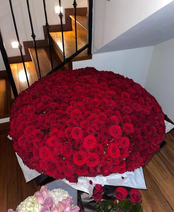 CAJA CON 1000 ROSAS ROJAS