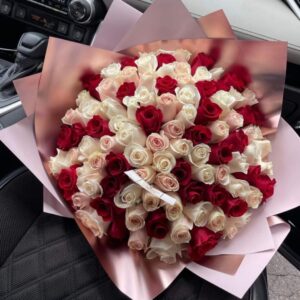 BUCHON CON 100 ROSAS TONOS PASTEL CON ROJO