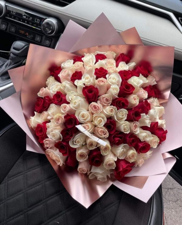 BUCHON CON 100 ROSAS TONOS PASTEL CON ROJO