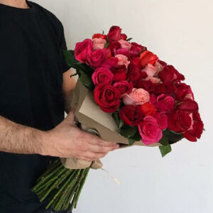 RAMO CON 50 ROSAS FUCSIA Y ROJAS