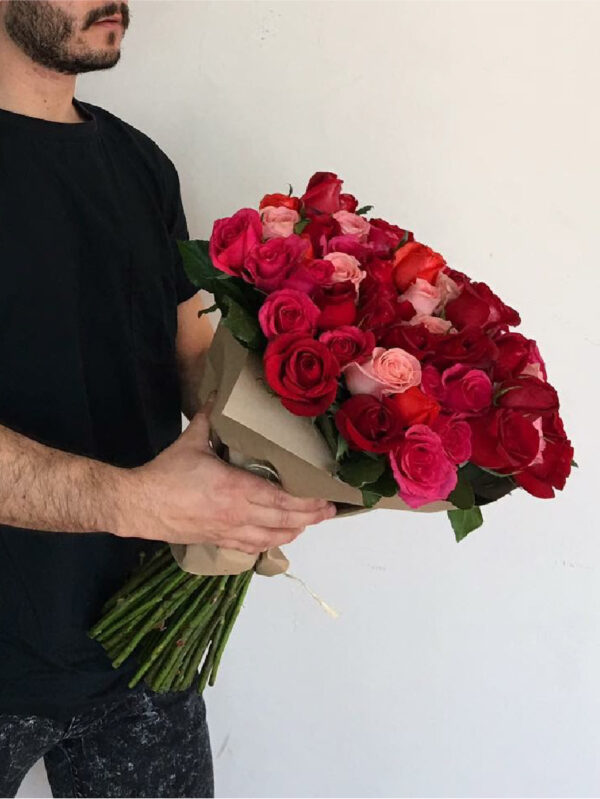 RAMO CON 50 ROSAS FUCSIA Y ROJAS