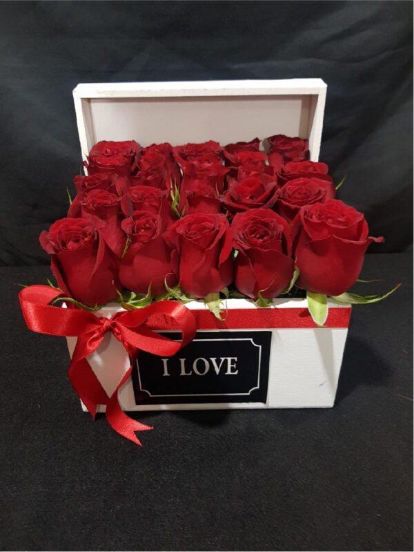 CAJA DE MADERA CON 25 ROSAS